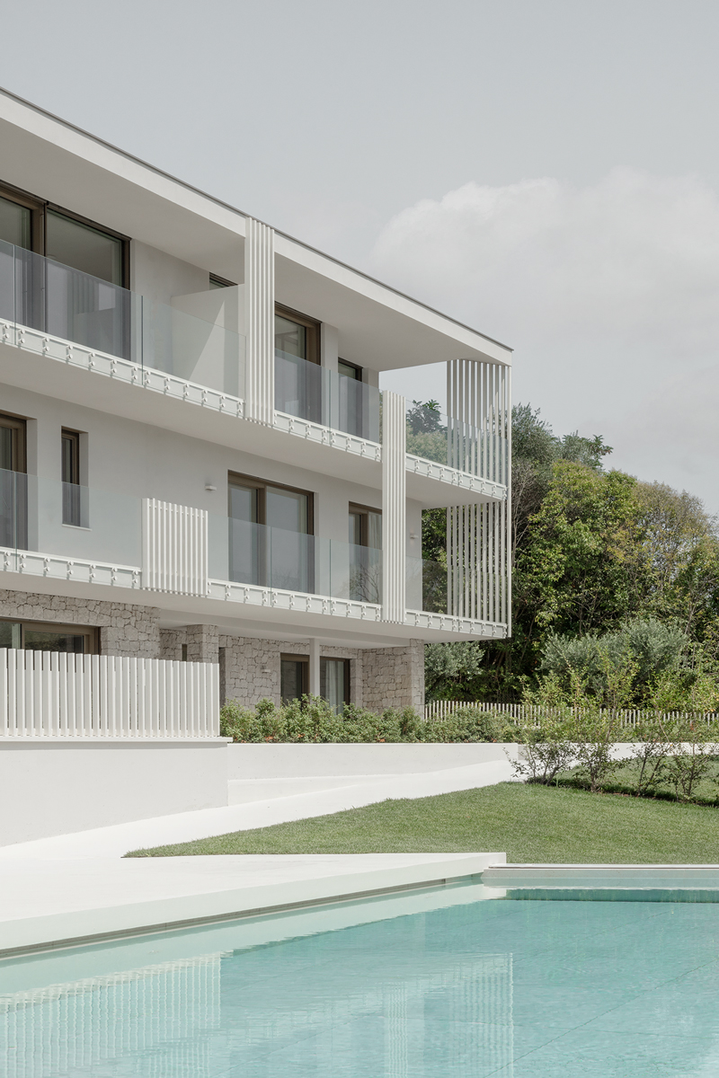 Villa Oca mit Pool und heller Fassade